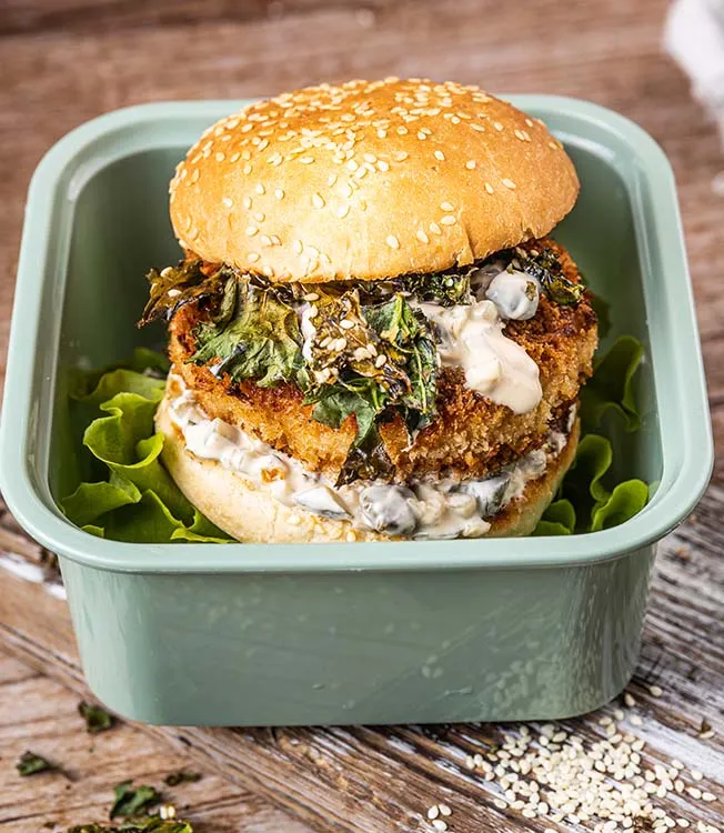 Fiskeburger med grønnkål og yoghurtsaus