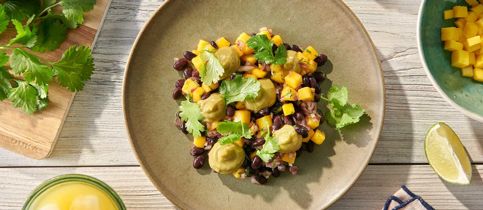 Salat med mango, svarte bønner og avokadomousse