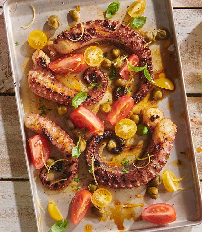 Grillet blekksprut med ponzusaus og kapers