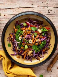 Rødkålsalat med cashewnøtter og erter