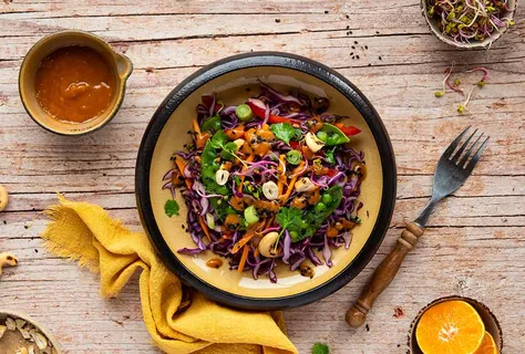 Rødkålsalat med cashewnøtter og erter