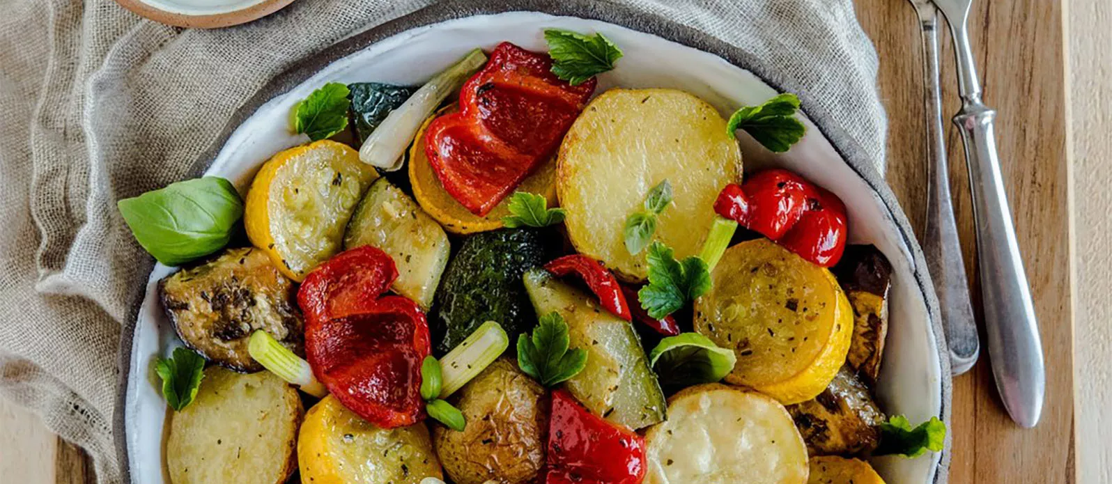 Bakt grønnsakssalat og mynteyoghurt