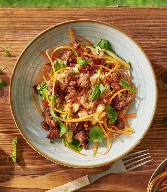 Jasminrissalat med spicy lammekjøttdeig og thaibasilikum