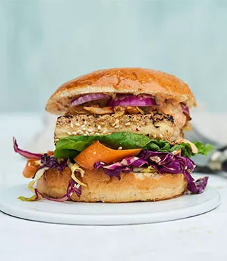 Tofuburger med teriyaki-coleslaw og srirachadressing