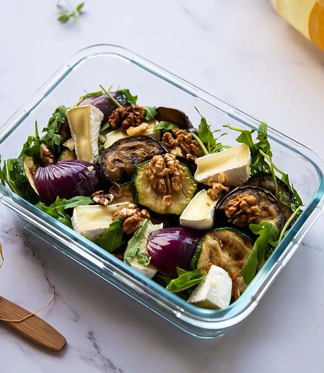 Salat med grillgrønnsaker og camembert