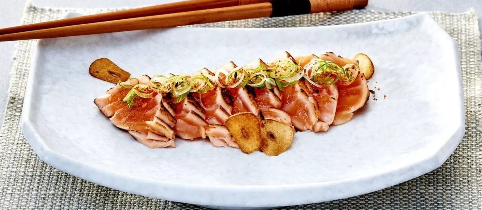 Laks-tartar-steaks med ponzu-reddik-dip