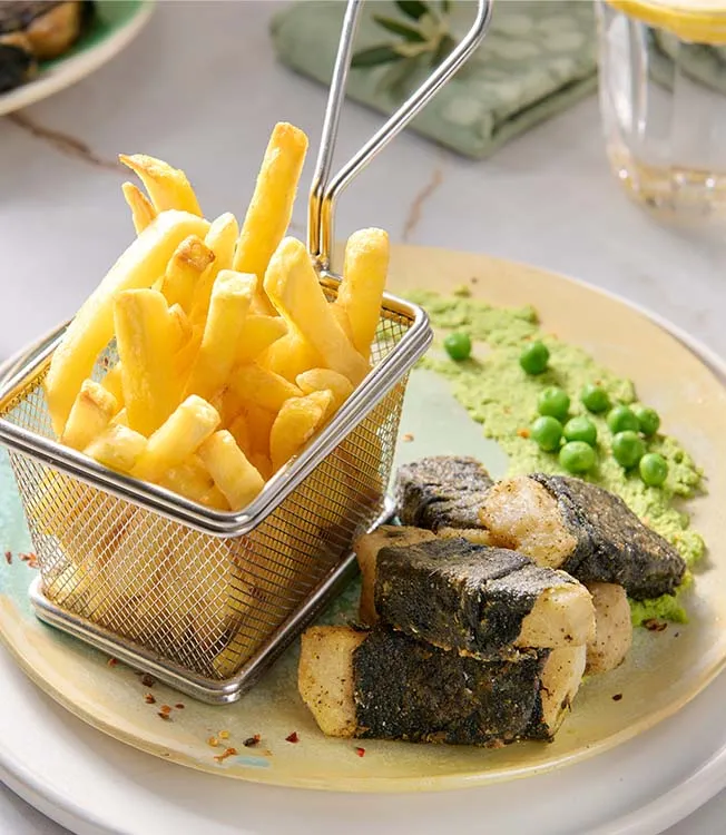 Vegansk fish and chips med sellerirot og erter