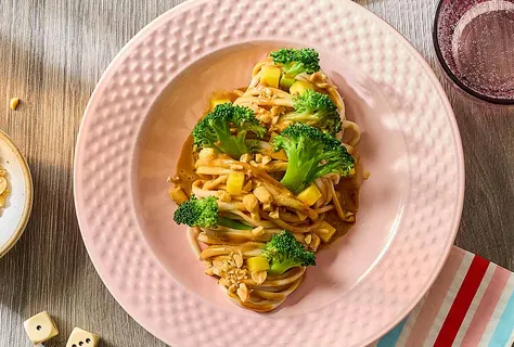 Peanøttnudler med brokkoli og mango