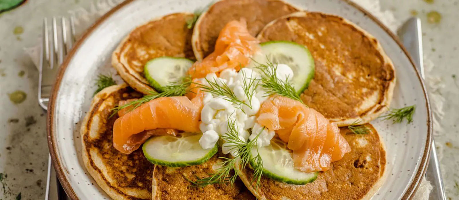 Fullkornspannekaker med røkelaks, cottage cheese og agurk