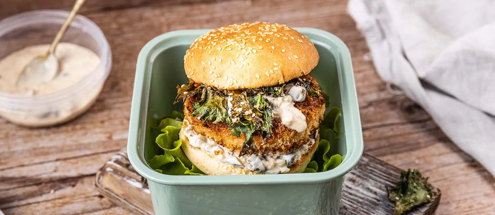 Fiskeburger med grønnkål og yoghurtsaus