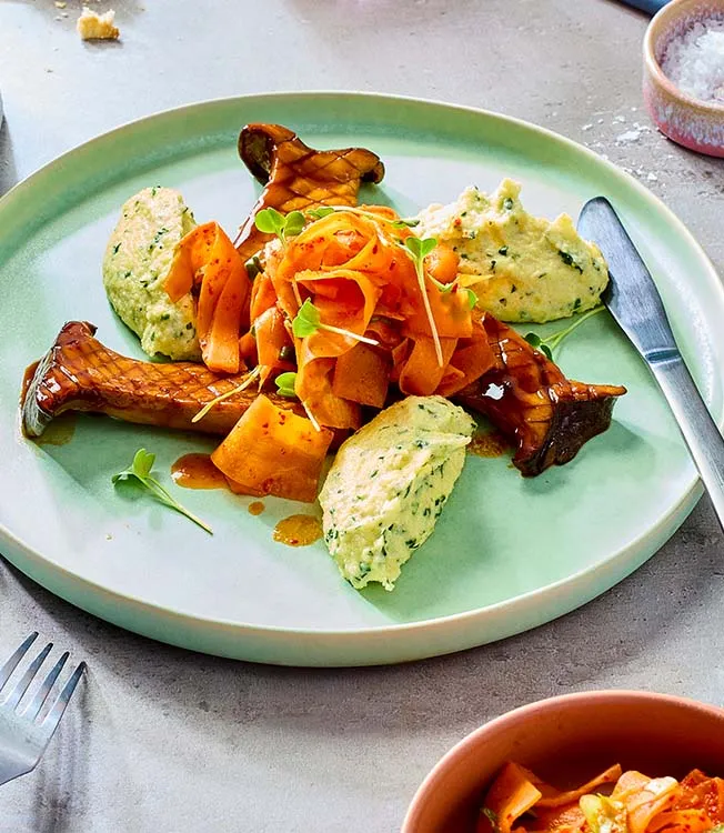 Bresert kongeøsterssopp med gulrotkimchi