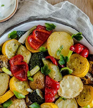 Bakt grønnsakssalat og mynteyoghurt