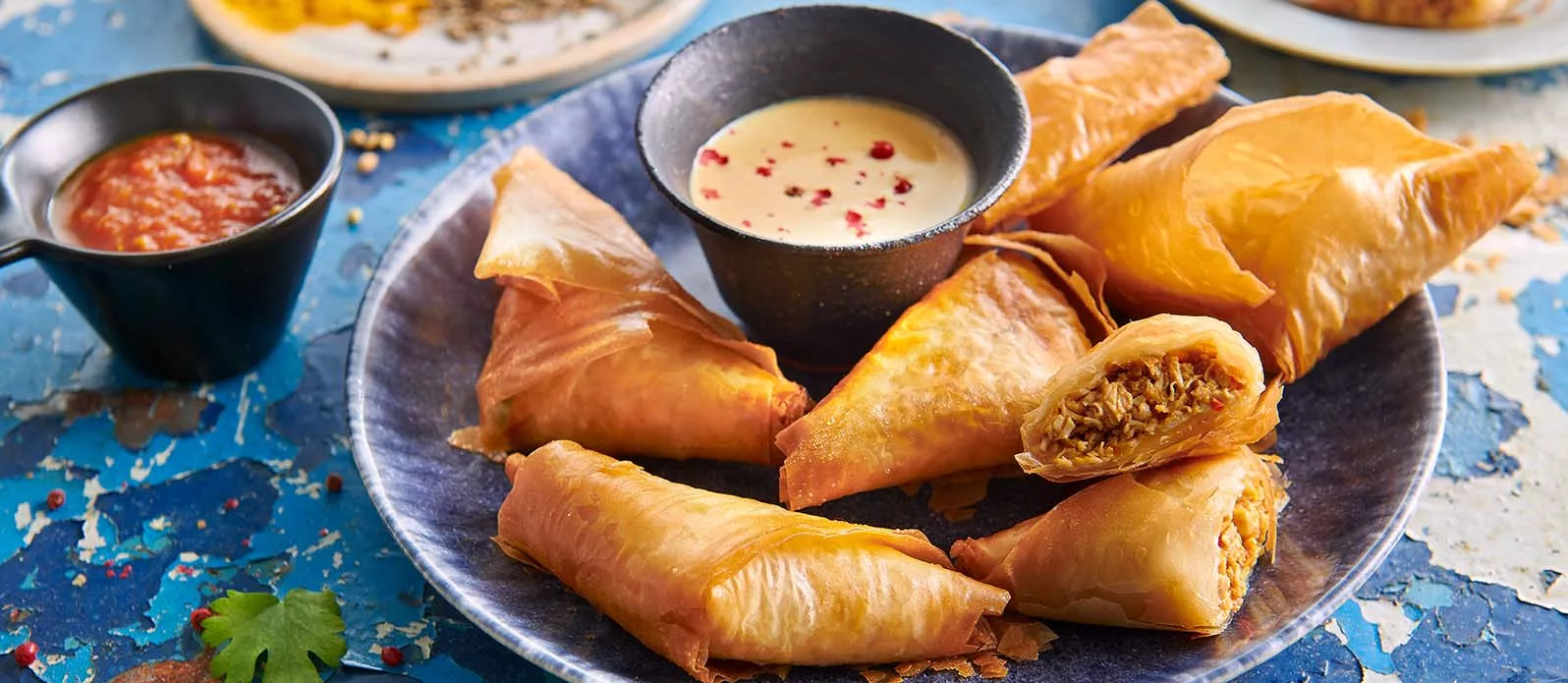 Kylling vindaloo samosa med yoghurtdipp