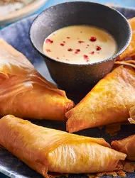 Kylling vindaloo samosa med yoghurtdipp