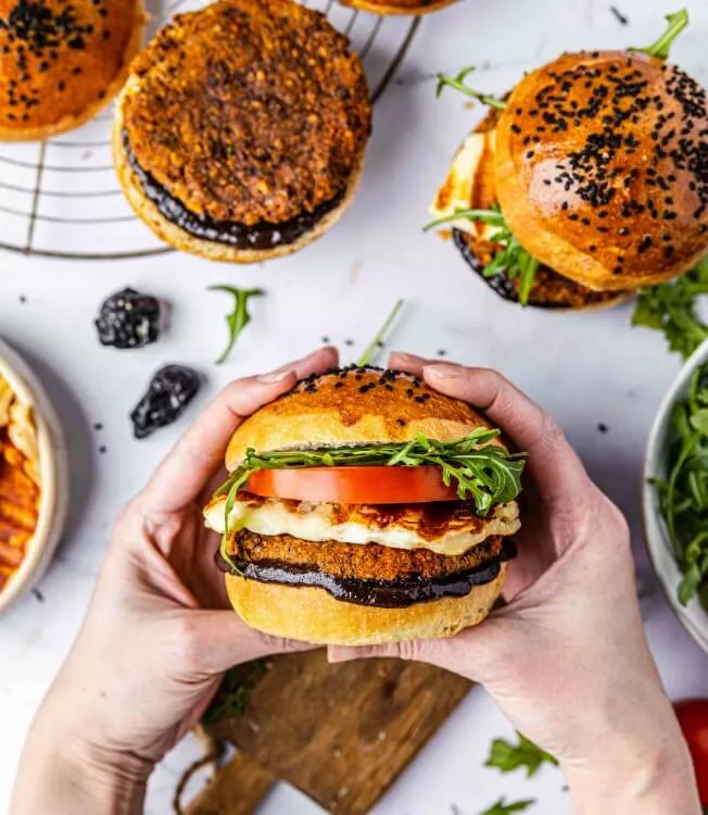 Linse- og bønneburger med halloumiost og BBQ-plommesaus