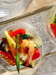 Grillede reker og sesongens grønnsaker med ponzu yuzu-gelé
