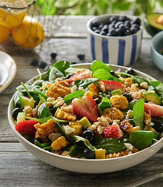 Feta- og bærsalat med sukkermais
