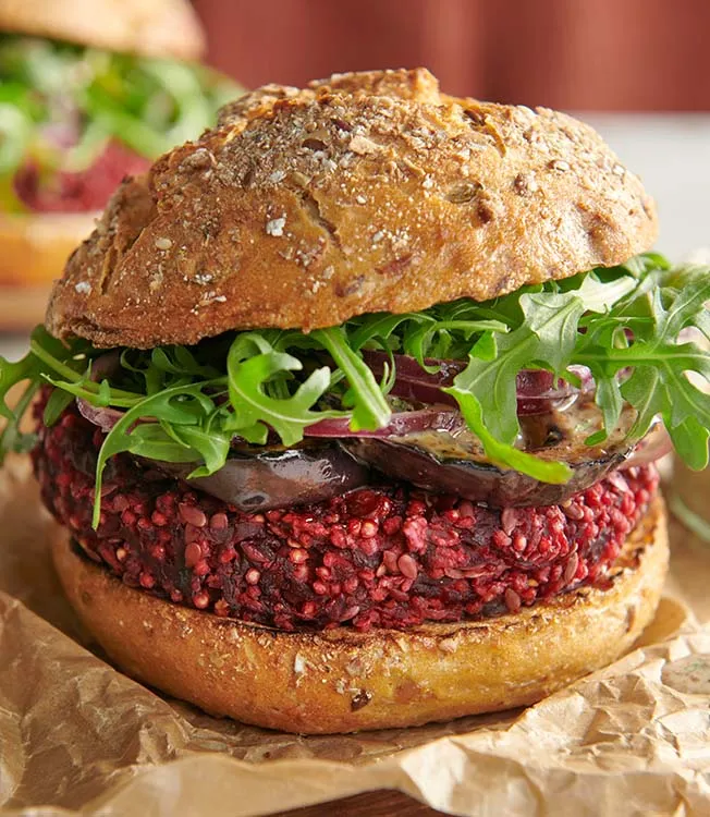 Rødbeteburger med aubergine og sesamsaus