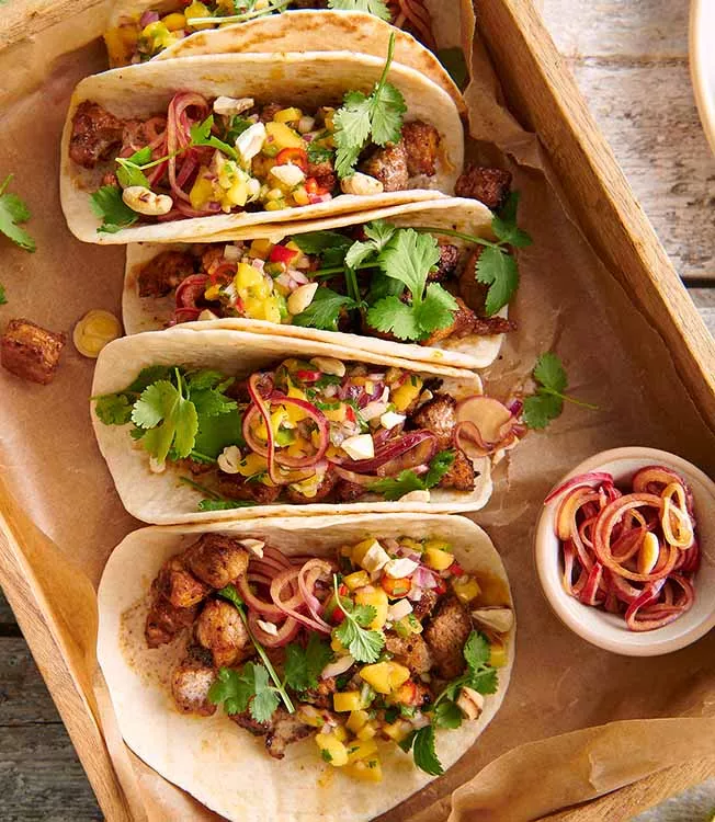 Taco med svinekjøtt og syltet løk