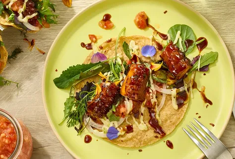 Teriyaki blekkspruttaco med tomat og ville urter