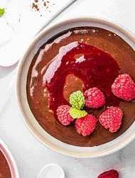 Rispudding med sjokolade og bringebærsaus