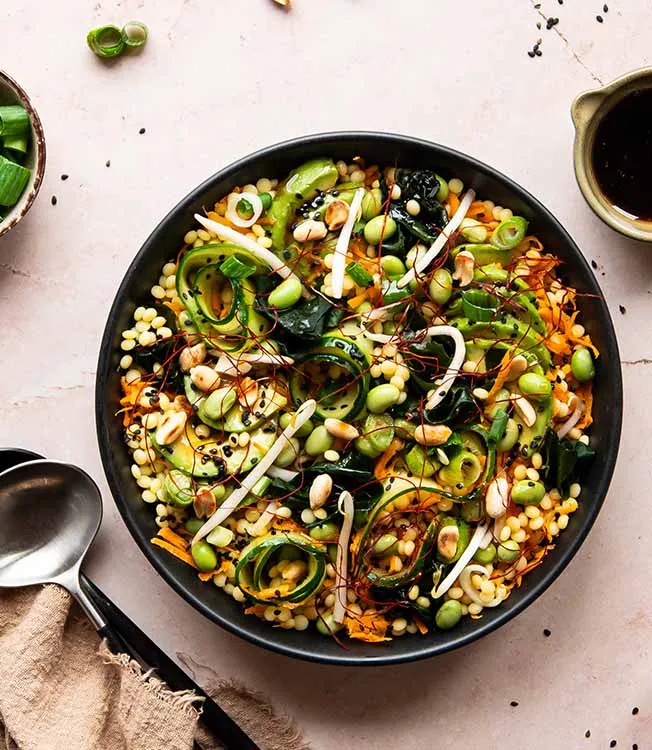 Salat med couscous, edamame og wakame