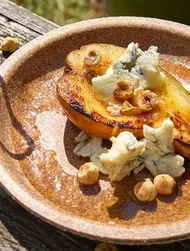 Grillede pærer med gorgonzola og hasselnøtter