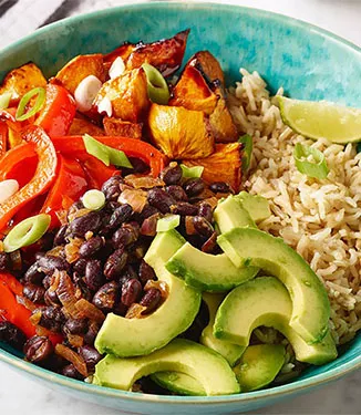 Burrito Bowl med teriyaki-søtpoteter, svarte bønner og avokado
