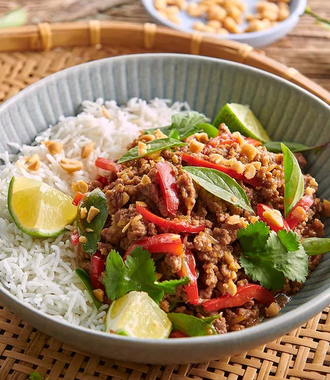 Pad Kra Pao med oksekjøtt, peanøtter og thaibasilikum