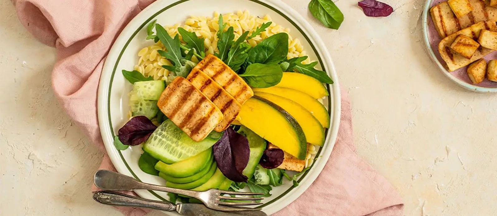 Salat med stekt tofu og nudler