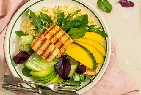 Salat med stekt tofu og nudler