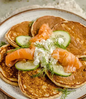 Fullkornspannekaker med røkelaks, cottage cheese og agurk