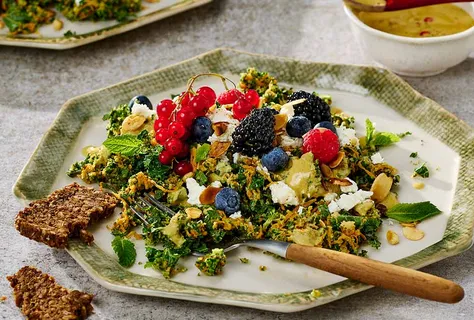 Brokkolisalat med grønnkål og fetaost