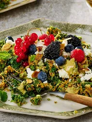 Brokkolisalat med grønnkål og fetaost
