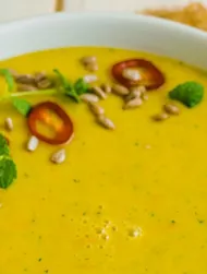 Kald paprika- og tomatsuppe med chili og mynte