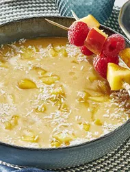 Kokosnøtt- og ferskensuppe med fruktspyd