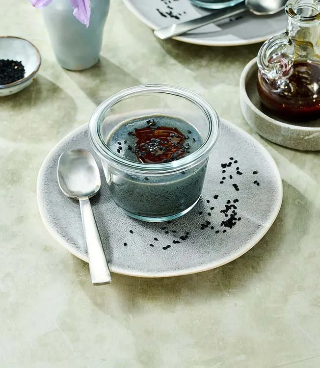 Vegansk goma-panna cotta med sort tahini