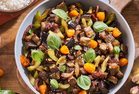 Wok med aubergine og soltørkede tomater