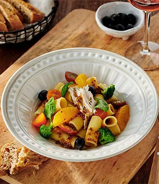 Rigatoni-kyllingsalat med sennep-soyasaus dressing