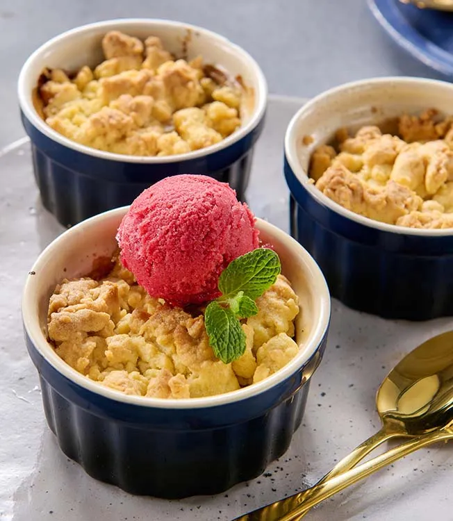 Pære- og eplecrumble med plantebasert topping