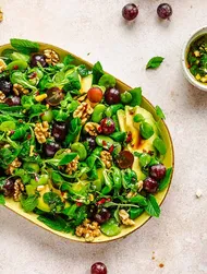 Avokado- og bønnesalat med druer