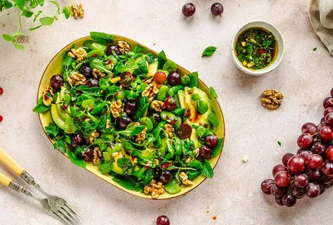 Avokado- og bønnesalat med druer