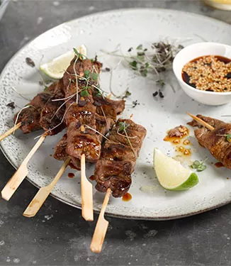 Grillspyd med soya-biffstrimler og ristet sesam-soyadipp