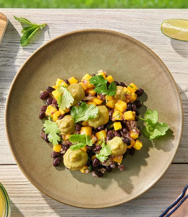 Salat med mango, svarte bønner og avokadomousse