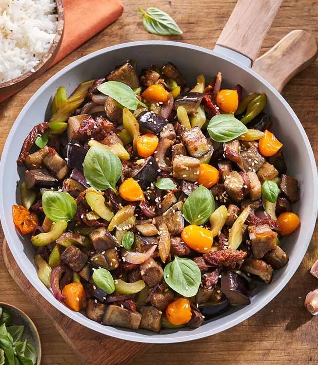 Wok med aubergine og soltørkede tomater