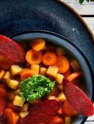 Fargerik gulrot- og ingefærstuing med grønn pesto og stekt chorizo