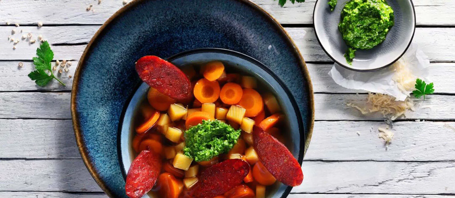Fargerik gulrot- og ingefærstuing med grønn pesto og stekt chorizo