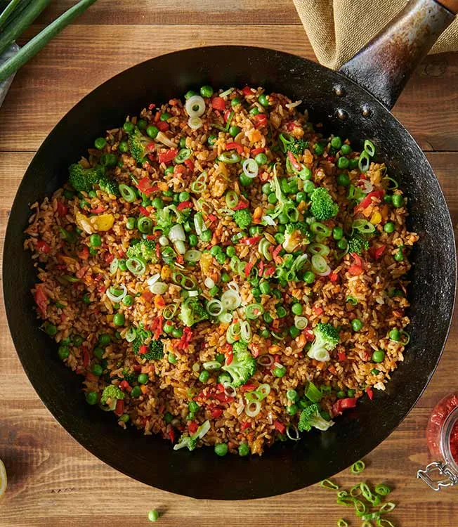 Spicy wokrett med egg, stekt ris, grønnsaker og harissa