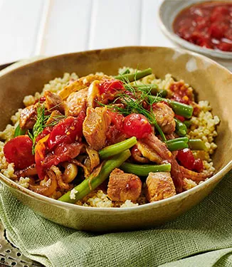 Kylling- og hirsesalat med kimchi-saus