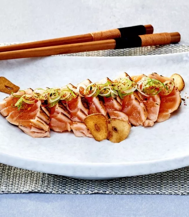 Laks-tartar-steaks med ponzu-reddik-dip